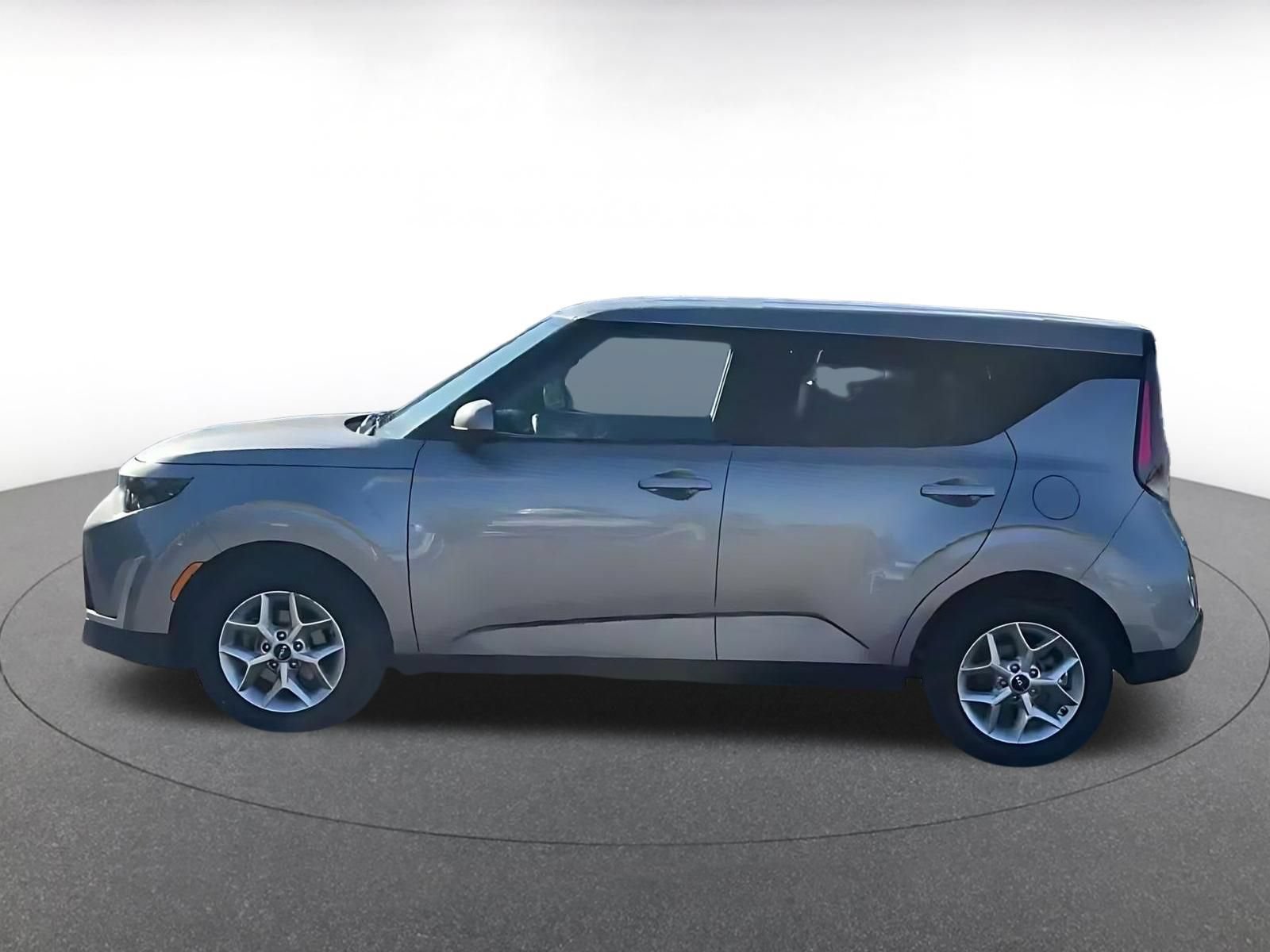 Used 2025 Kia Soul LX w/ LX Technology Package FWD image 8