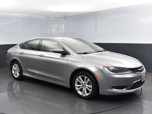 Used 2016 Chrysler 200 Limited FWD image 2