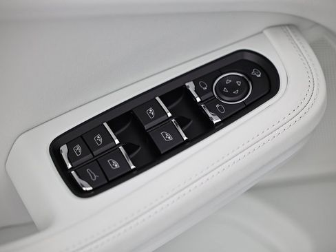 New 2026 Porsche Macan image 19