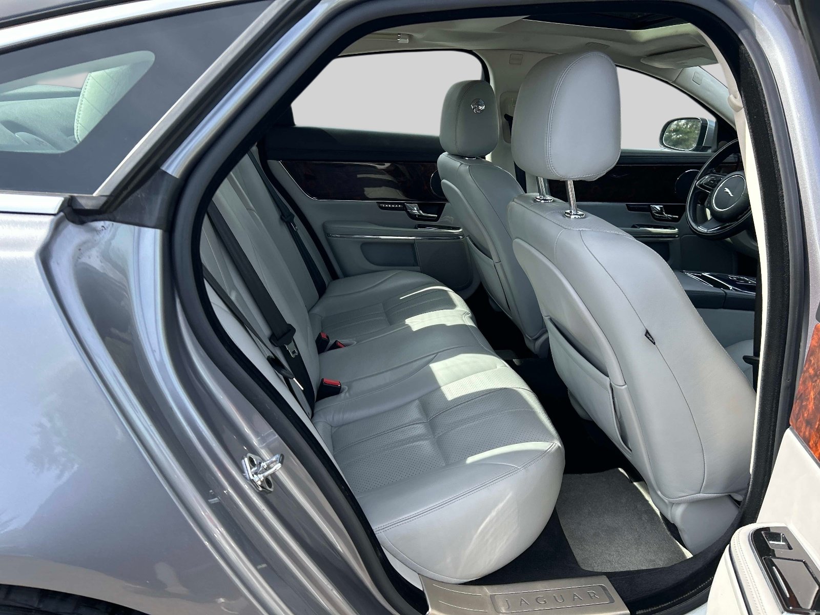 Used 2012 Jaguar XJ RWD image 16