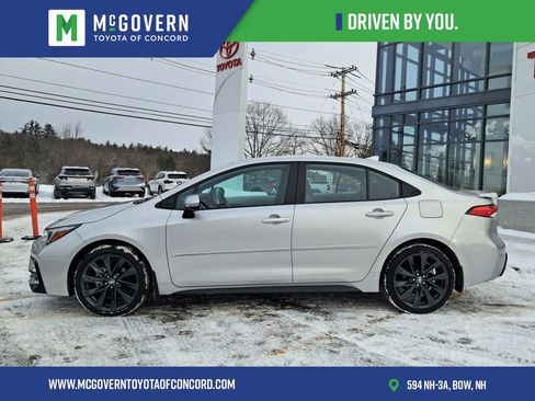 Used 2025 Toyota Corolla SE image 2