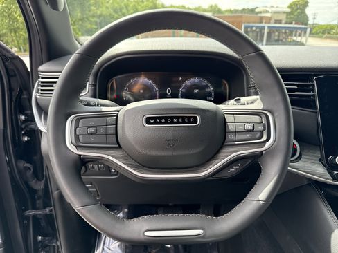 Used 2024 Jeep Wagoneer L Series II w/ Flexible Seating Group AWD/4WD image 18