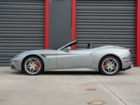 Used 2016 Ferrari California T RWD image 4