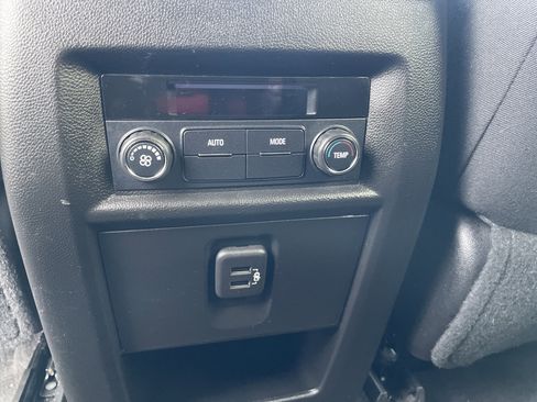 Used 2019 Chevrolet Traverse LT image 18