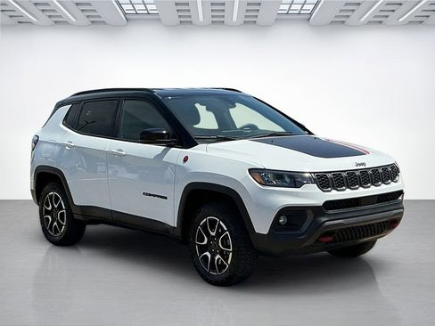 Used 2025 Jeep Compass Trailhawk AWD/4WD image 5