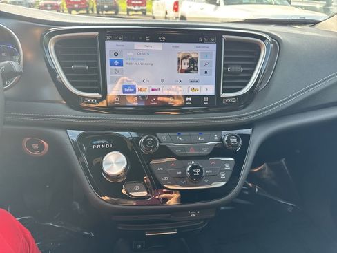 New 2026 Chrysler Pacifica Select image 3