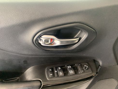 Used 2019 Jeep Cherokee Latitude Plus AWD/4WD image 14