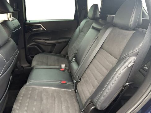 Used 2023 Mitsubishi Outlander SE image 16