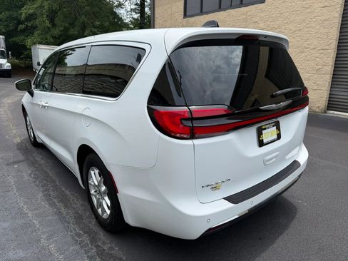 Used 2023 Chrysler Pacifica Touring-L FWD image 10