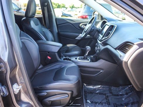 Used 2018 Jeep Cherokee Latitude Plus w/ Cold Weather Group image 16