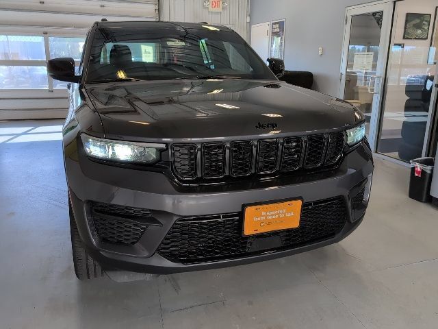 Used 2023 Jeep Grand Cherokee Altitude AWD/4WD image 40
