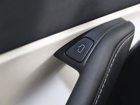 Used 2022 Tesla Model Y Long Range image 26