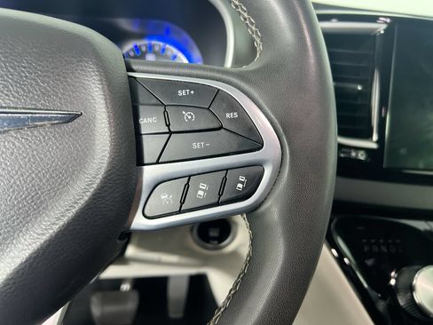 Used 2023 Chrysler Pacifica Touring-L FWD image 17
