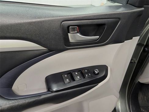 Used 2019 Toyota Highlander XLE image 28