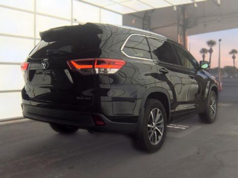 Used 2018 Toyota Highlander XLE w/ Carpet Mat Package (TMS) AWD/4WD image 2