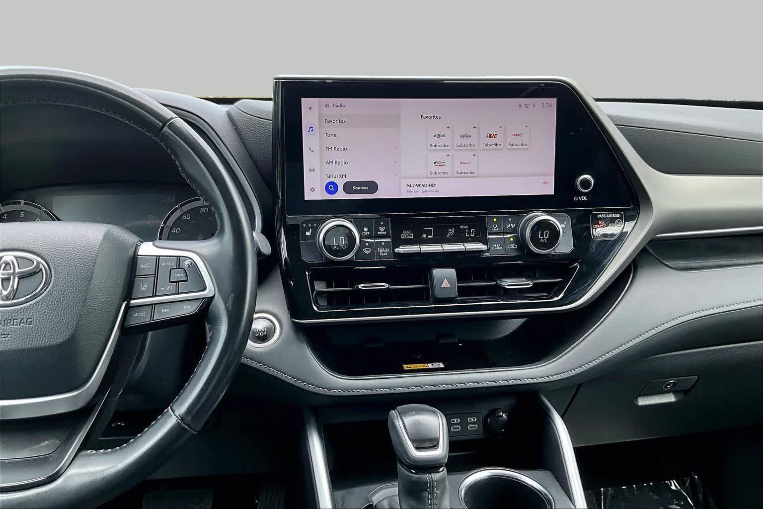 Used 2024 Toyota Highlander XLE FWD image 7