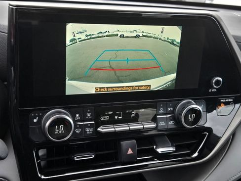 Used 2023 Toyota Highlander XLE AWD/4WD image 15