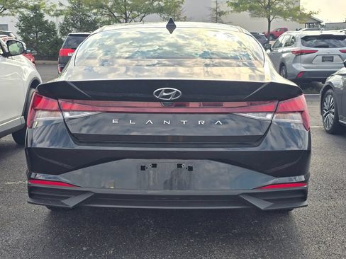 Used 2021 Hyundai Elantra SE FWD image 6