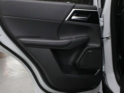 New 2025 Mitsubishi Outlander SE image 26