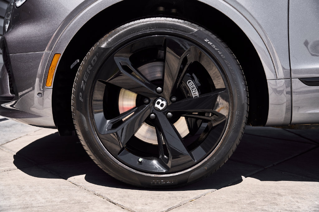 Used 2024 Bentley Bentayga AWD/4WD image 3