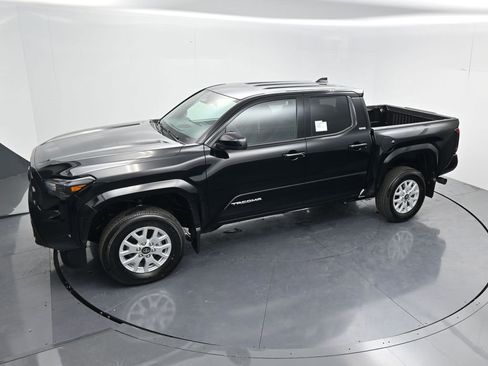 Used 2025 Toyota Tacoma SR5 AWD/4WD image 41