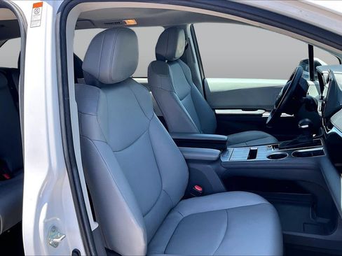 Used 2024 Toyota Sienna XLE FWD image 9