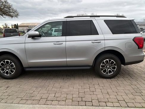 Used 2022 Ford Expedition XLT image 6