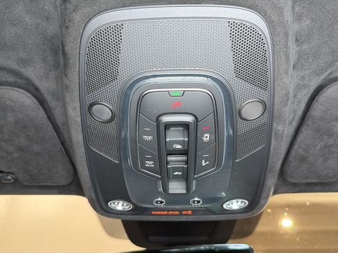 Used 2020 Lamborghini Urus AWD/4WD image 17