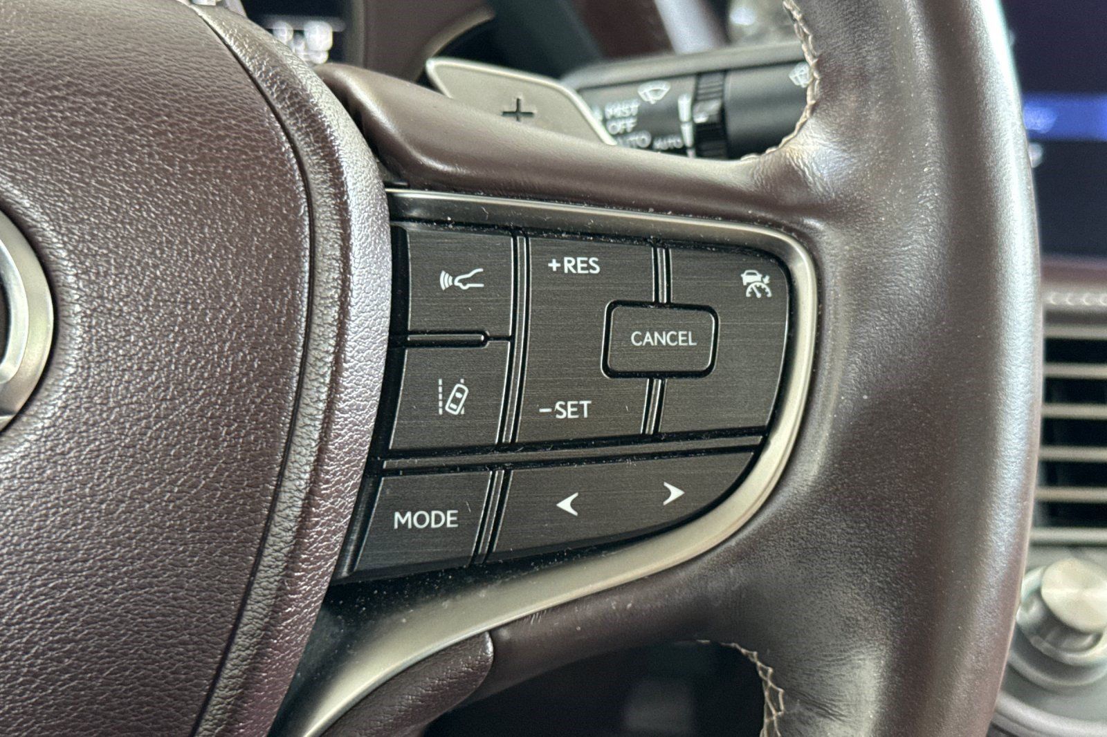 Used 2018 Lexus LS 500 w/ Accessory Package (Z2) RWD image 31