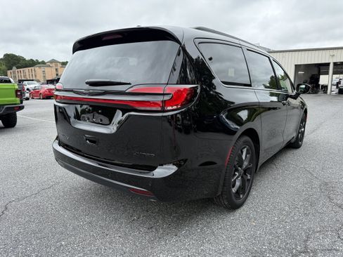 New 2026 Chrysler Pacifica Limited w/ S Appearance Package FWD image 8
