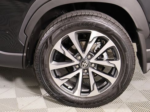 Used 2025 Toyota Corolla Cross XLE image 19