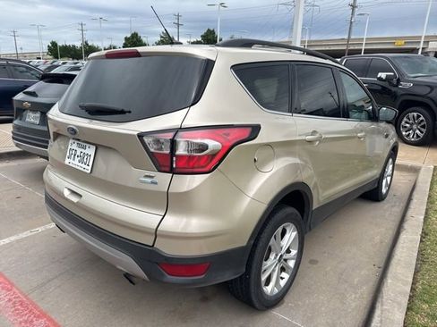 Used 2017 Ford Escape SE w/ Equipment Group 201A image 3