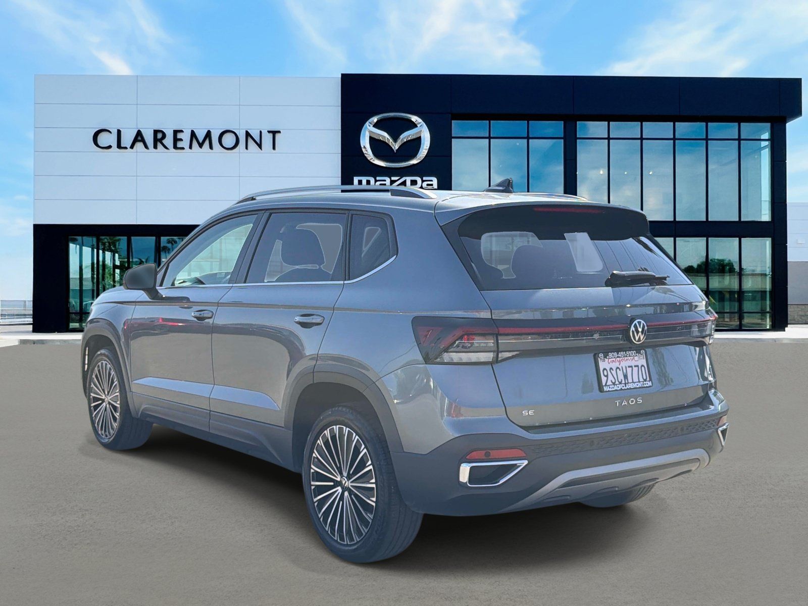 Used 2025 Volkswagen Taos SE FWD image 6