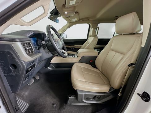 Used 2024 Ford Expedition Max XLT image 13