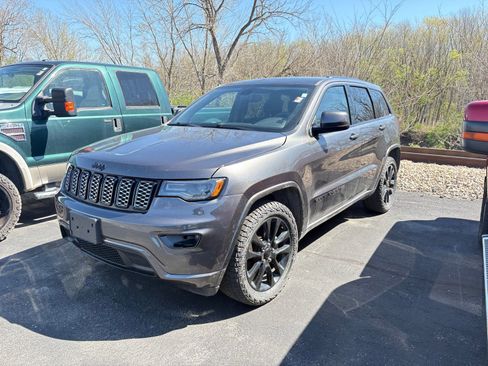 Used 2020 Jeep Grand Cherokee Altitude image 3