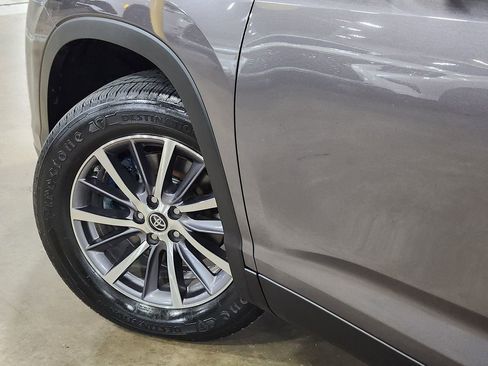 Used 2019 Toyota Highlander XLE FWD image 23