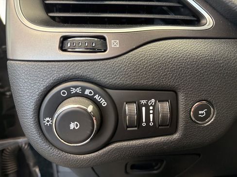 Used 2019 Jeep Cherokee Latitude Plus w/ Comfort/Convenience Group AWD/4WD image 19