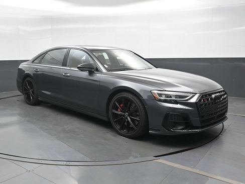 Used 2022 Audi S8 AWD/4WD image 4