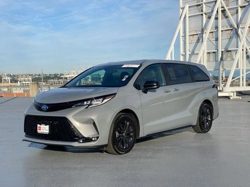 Certified 2025 Toyota Sienna XSE AWD/4WD image 7