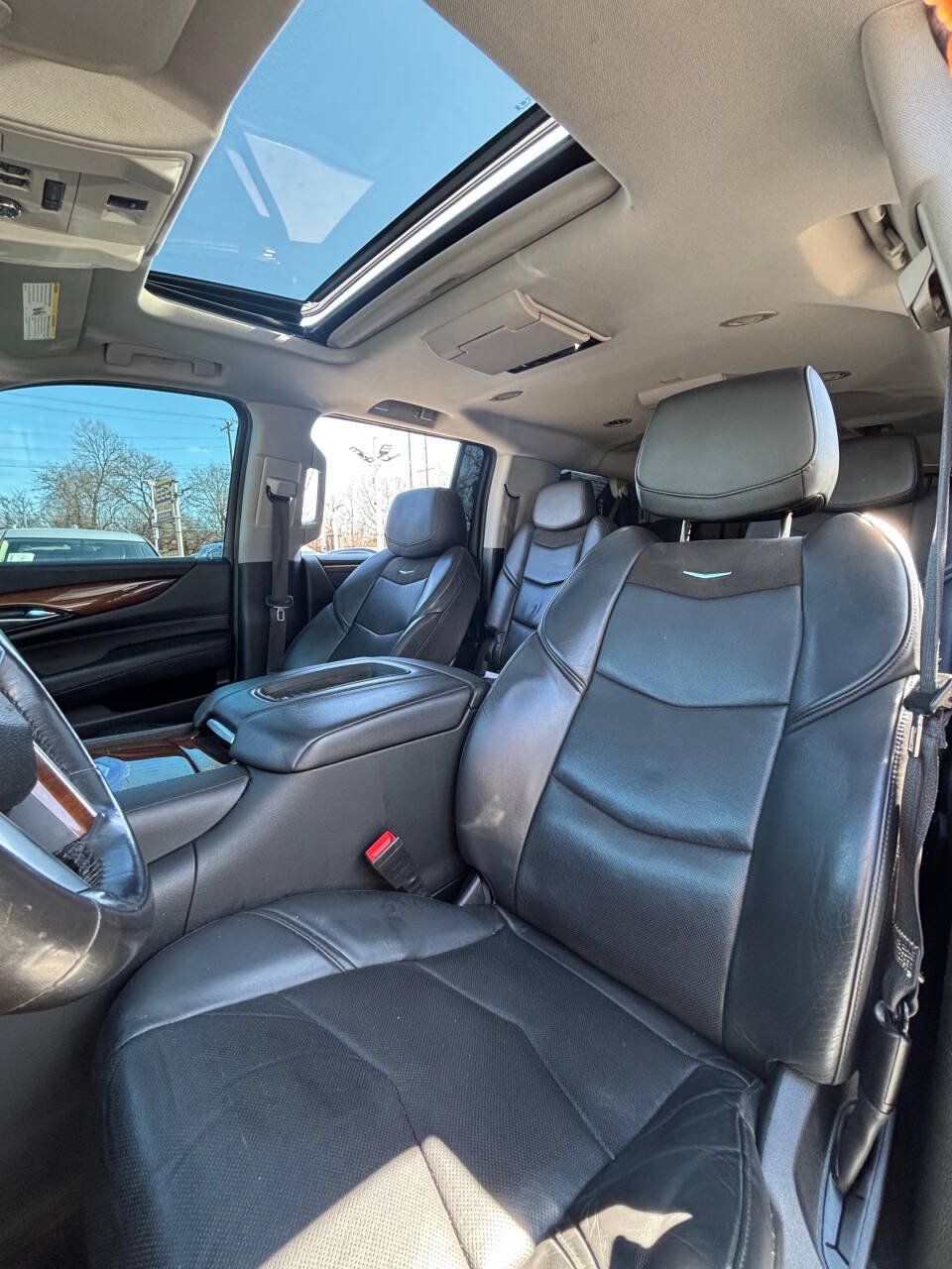 Used 2019 Cadillac Escalade ESV Luxury w/ LPO, Radiant Package AWD/4WD image 11