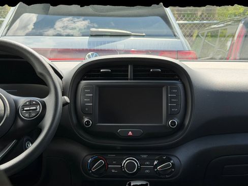 Used 2025 Kia Soul LX w/ LX Technology Package FWD image 20