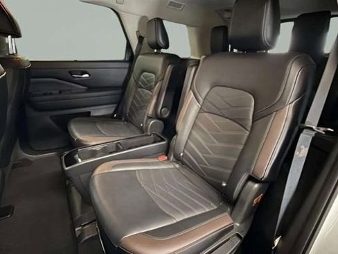 Used 2024 Nissan Pathfinder Platinum image 28