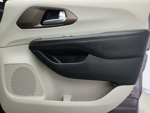 Used 2019 Chrysler Pacifica Touring-L FWD image 30