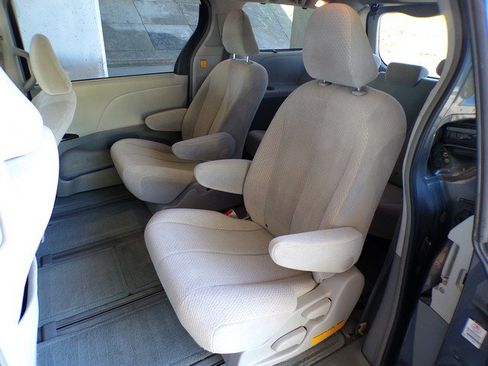 Used 2012 Toyota Sienna LE AWD/4WD image 10