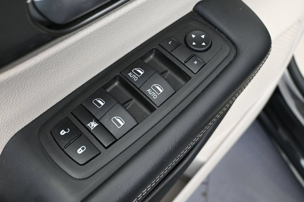 Used 2023 Chrysler Pacifica Touring-L AWD/4WD image 15