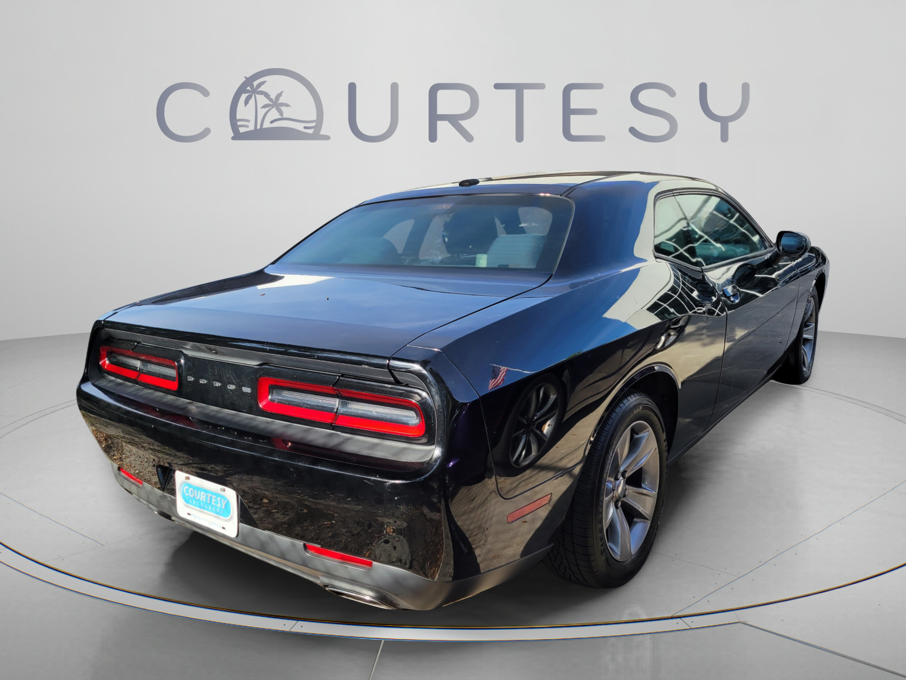 Used 2016 Dodge Challenger SXT RWD image 2
