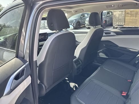 Certified 2025 Volkswagen Taos SE w/ Panoramic Sunroof Package FWD image 25