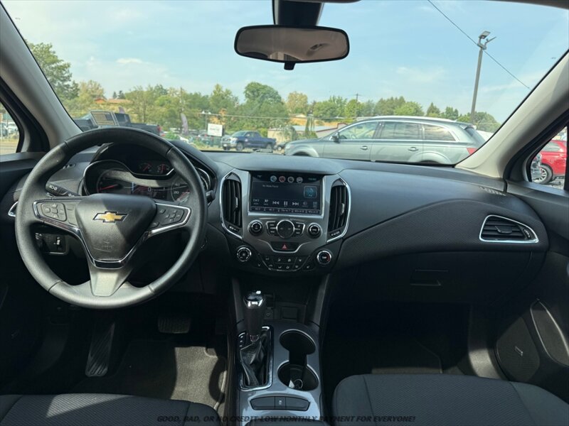 Used 2017 Chevrolet Cruze LT w/ Sun And Sound Package FWD image 9