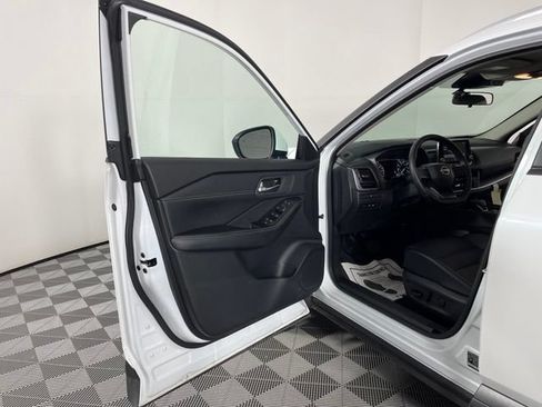 Certified 2025 Nissan Rogue SV w/ SV Premium Package FWD image 17