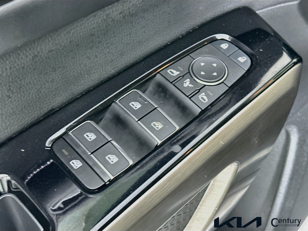 Used 2024 Nissan Pathfinder Platinum w/ Black Appearance Package FWD image 17